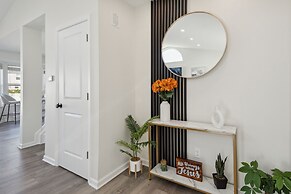 Tranquil Pet Friendly Retreat 3 Bedroom Residence by Estephanie Valdez