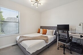 Tranquil Pet Friendly Retreat 3 Bedroom Residence by Estephanie Valdez