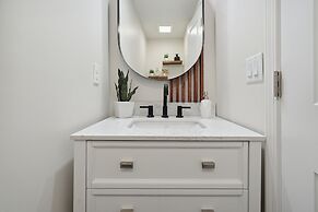 Tranquil Pet Friendly Retreat 3 Bedroom Residence by Estephanie Valdez