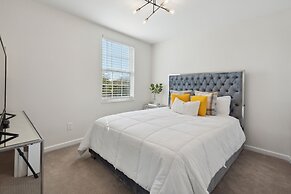 Tranquil Pet Friendly Retreat 3 Bedroom Residence by Estephanie Valdez