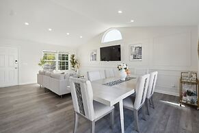 Tranquil Pet Friendly Retreat 3 Bedroom Residence by Estephanie Valdez