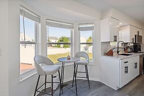 Tranquil Pet Friendly Retreat 3 Bedroom Residence by Estephanie Valdez