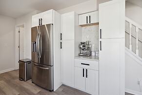 Tranquil Pet Friendly Retreat 3 Bedroom Residence by Estephanie Valdez