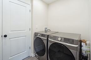 Tranquil Pet Friendly Retreat 3 Bedroom Residence by Estephanie Valdez