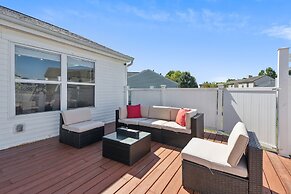 Tranquil Pet Friendly Retreat 3 Bedroom Residence by Estephanie Valdez