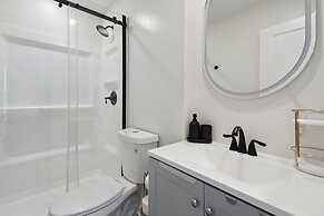 Tranquil Pet Friendly Retreat 3 Bedroom Residence by Estephanie Valdez