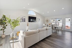 Tranquil Pet Friendly Retreat 3 Bedroom Residence by Estephanie Valdez