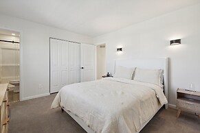 Tranquil Pet Friendly Retreat 3 Bedroom Residence by Estephanie Valdez