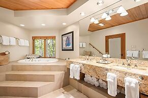 Convenient Townhome With Ski Access And Snowmass View by The Woodrun V