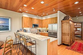 Convenient Townhome With Ski Access And Snowmass View by The Woodrun V