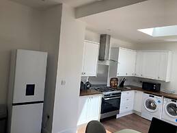 Lovely 4-bed House in Central Wolverhampton