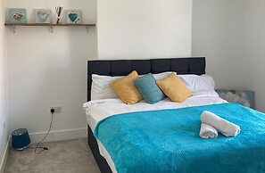 Lovely 4-bed House in Central Wolverhampton