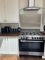 Lovely 4-bed House in Central Wolverhampton