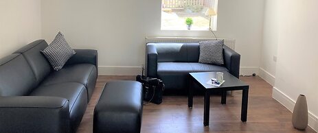 Lovely 4-bed House in Central Wolverhampton