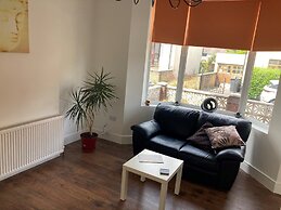 Lovely 4-bed House in Central Wolverhampton