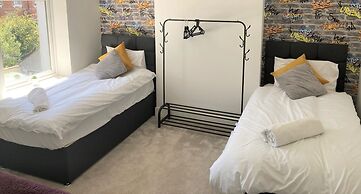 Lovely 4-bed House in Central Wolverhampton