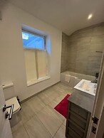 Lovely 4-bed House in Central Wolverhampton