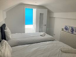 Lovely 4-bed House in Central Wolverhampton