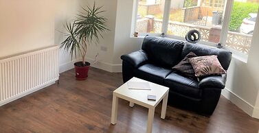 Lovely 4-bed House in Central Wolverhampton