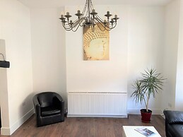 Lovely 4-bed House in Central Wolverhampton