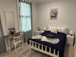 Apartment - Sleeps 2 - Acton Park & Stn Close