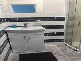 Apartment - Sleeps 2 - Acton Park & Stn Close