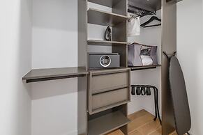 Stylish Studio with City View in Bayside