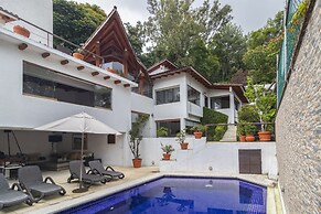 Lake view house with private pool