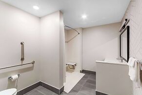 Everhome Suites Lexington - Horse Park