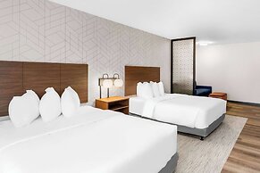 Everhome Suites Lexington - Horse Park