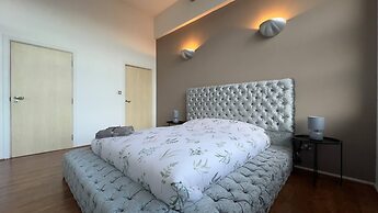 Modern Oasis / Central Location