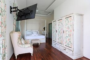 New heights 2swimming Pools with Seaview