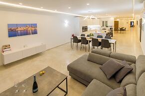 Spacious & Modern by the sea Qawr