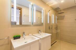 Spacious & Modern by the sea Qawr