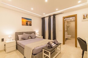 Spacious & Modern by the sea Qawr