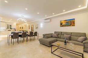 Spacious & Modern by the sea Qawr
