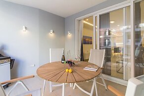 Spacious & Modern by the sea Qawr