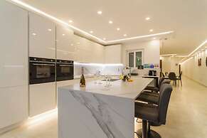 Spacious & Modern by the sea Qawr