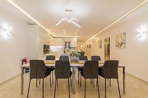 Spacious & Modern by the sea Qawr