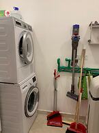 Spacious & Modern by the sea Qawr