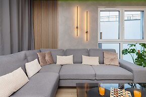 16th Floor Apartment by Renters