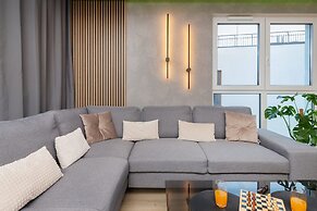 16th Floor Apartment by Renters