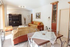 Scenic Balcony Apt in Vibrant Petralona