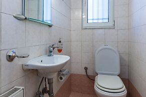 Scenic Balcony Apt in Vibrant Petralona