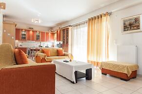 Scenic Balcony Apt in Vibrant Petralona