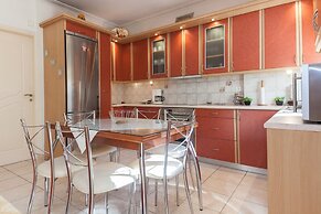 Scenic Balcony Apt in Vibrant Petralona