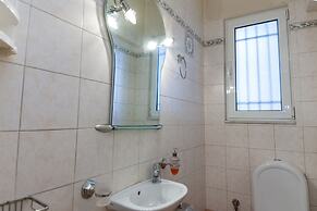 Scenic Balcony Apt in Vibrant Petralona