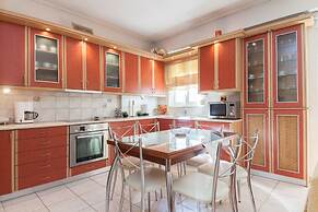 Scenic Balcony Apt in Vibrant Petralona