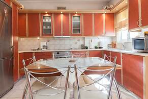 Scenic Balcony Apt in Vibrant Petralona
