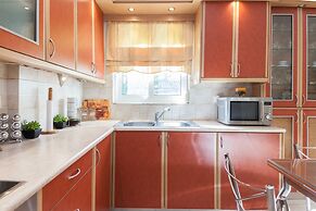 Scenic Balcony Apt in Vibrant Petralona